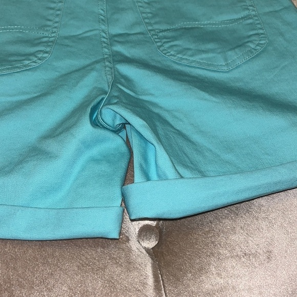 Lee Brand, mid rise shorts with cuffed hem that can be worn up or down, size 6 - Picture 5 of 9
